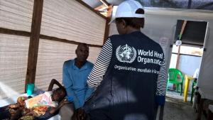 Un membre de l’équipe de la mobilisation sociale échangeant avec le père d’un garçon pris en charge dans l’UTC de Lolanga-Mampoko