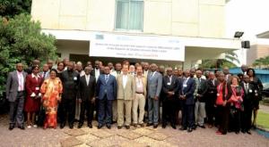 Photo de famille de participants à l’atelier devant la salle de conférence de l’OMS à Kinshasa | OMS/Eugene Kabambi