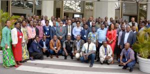 Les participants à la formation sur le système AVADAR - détection et rapportage en temps réel des cas des paralysies flasques aiguës sur le perron de Pullman Grand Hotel Kinshasa - avec l'appui de l'OMS et de ses partenaires