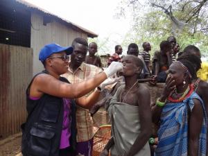 Jacqueline Maina, WHO Emergency Mobile Medical Team coordinator, administering Oral Cholera Vaccine in Kapoeta town. Credit WHO South Sudan