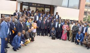 Photo du groupe comprenant les participants et les officiels lors de l'ouverture de la revue annuelle du secteur santé à Caritas Congo - photo OMS