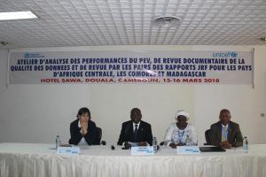 A la table d’honneur le Représentant de l’OMS entouré à sa droite de la responsable de GAVI Alliance et à sa gauche la responsable de Unicef Bureau Régional de l’Afrique de l’Ouest et du Centre, suivie du Point Focal PEV 