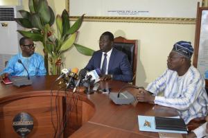 Au milieu, Dr A. SEIDOU, Ministre de la  Santé au cours  de sa déclaration entouré à gauche de Dr Lucien TOKO (D/Cabinet) et à droite, M. François AGOSSOU (OMS/Bénin)