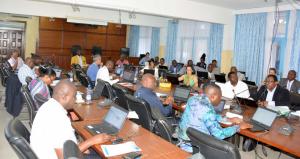 Une vue des participants à la revue des urgences de l'OMS RDC en la salle de conférence du Bureau Pays au cours des deux jours des travaux à Kinshasa. OMS/Eugene Kabambi