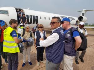 Le Dr Tedros Adhanom Ghebreyesus, Directeur général de l'OMS à son arrivée à l'aéroport de Mbandaka, en route pour Itipo, l'aire de santé de la zone d'Iboko qui continue à notifier les cas suspects de la maladie à virus Ebola. OMS/Eugene Kabambi