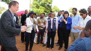 Alto-comissário do Canadá em Moçambique fazendo a entrega simbólica das chaves das viaturas que estão a ser usadas na implementação do SARA