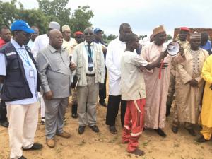 De gauche à droite le point focal OMS Maradi, le Chargé de bureau OMS Niger, celui de Unicef Maradi et le Ministre de la santé s’adressant à la population de Nyelwa