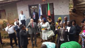 L’ambassadeur d’Israël au Cameroun en cravate rouge), le Représentant ai de l’OMS au Cameroun et l’Adjoint au Maire de la municipalité de Yaoundé 6ème boivent de l’eau filtrée séance tenante