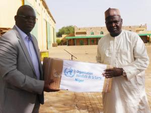 Remise officielle d’un échantillon du lot par le Représentant de l’OMS au Ministre de la Santé Publique