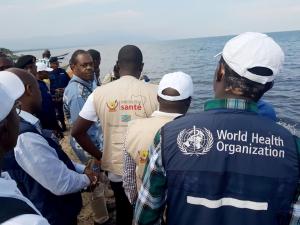 Le Ministre de la Santé, avec les autres membres de la délégation dont l'OMS, visitant le point d’entrée au port de Tchomia, près du lac Albert (Ituri). Ce lac partage la frontière avec l’Ouganda. OMS/Eugene Kabambi.