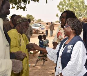 Le Ministre de la santé présente  le Representant de l’OMS au Burkina Faso au chef coutumier de Foubé( à gauche, boubou jaune)