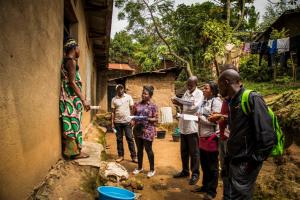 Community representatives come to visit a family in the outskirts of Beni to raise awareness about Ebola. / World Bank Group/ V.Tremeau