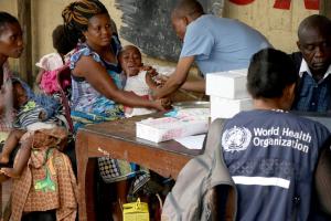 Vaccination contre la rougeole dans l’aire de santé de Badara, l’une de plus touches par l’épidémie dans la zone de santé de la N’Sele, à Kinshasa. La campagne de vaccination est conduite par le Ministère de la Santé avec l’appui de l’OMS et de l’UNICEF. WHO/ Eugene Kabambi  