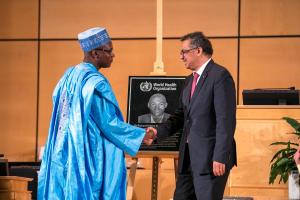 Le Directeur Général de l'OMS, le Docteur Tedros Adhanom Ghebreyesus et le Ministre de la Santé Publique Monsieur Manaouda Malachie devant la plaque qui rend hommage au Docteur Richard Valery Mouzoko Kiboung