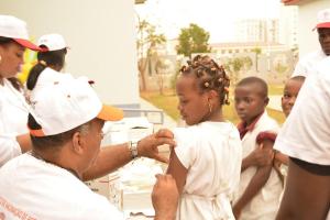 Criança a ser vacinada na comunidade
