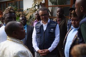 Le Dr Tedros Adhanom Ghebreyesus, Directeur général de l'Organisation mondiale de la Santé discutant avec les chefs traditionnels à Butembo lors de son récent voyage avec Dr Matshidiso Moeti, Directrice régionale dans la Province du Nord Kivu, Est de la RDC. OMS/Junior D. Kannah