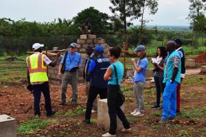 Délégation OMS-USAID-MSF-IMC en visite sur le site du CTE de Mudubugu en chantier