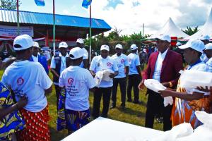 Distribution des MILDA aux femmes de la communauté  de Buhiga par les officiels