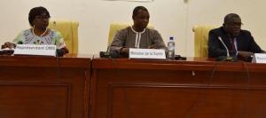 Présidium lors de la cérémonie d’ouverture, avec de gauche à droite : le Dr Alimata J. DIARRA-NAMA, Représentant de l’OMS au Burkina Faso, le Dr Robert KARAMA, Secrétaire Général du Ministère de la Santé, Le Dr Sosthène Dougrou, représentant le bureau régional de l’UNFPA/WCARO