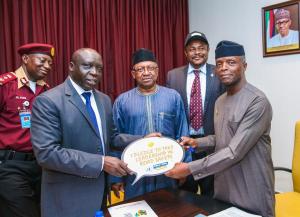  L-R: JA Asom (FRSC), Dr Clement Peter (OIC/WHO), Dr Osagie Ohanire (HMSH, FMOH) and Vice President Yemi Osinbajo. Back: Dr Sydney Ibeanusi (Focal point/UNDARSIP) 