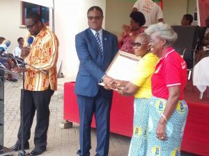 Dr Owen Kaluwa presenting a citation to a blood donor group