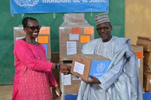 Remise  officielle  et  symbolique  d’un  échantillon  du  lot  de  médicament  au  Ministre  de  l’action humanitaire  par  la  Représentante  ai  de  l’OMS  au  Niger 