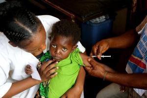Vaccination de riposte d’urgence contre la rougeole dans la ville-province de Kinshasa en ce mois d’août 2019. OMS/Eugene Kabambi