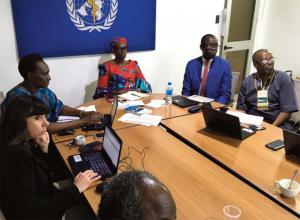 Les membres de la mission autour de la Représentante ai de l’OMS au Niger pendant la rencontre de briefing du staff du bureau