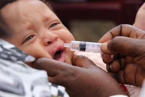 Un nourrisson recevant le nouveau vaccin Rotasiil lors de la vaccination symbolique ayant suivi la cérémonie du lancement, Place de la Tour de l'Echangeur de Limeté, à Kinshasa. OMS/Eugene Kabambi