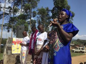 Chers parents et voisins - Une jeune mère raconte son histoire de déni d’Ebola, puis de gratitude pour le traitement