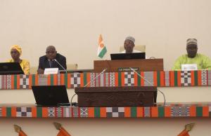 Une vue des officiels à l’ouverture de la journée avec de gauche à droite: la Représentante ai de l’OMS au Niger, le Secrétaire Général du MSP, le 2ème Vice-Président de l’Assemblée Nationale et le Président de la Commission des Affaires sociales et culturelles de l’Assemblée