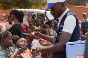 Vacinador durante a campanha de poliomielite