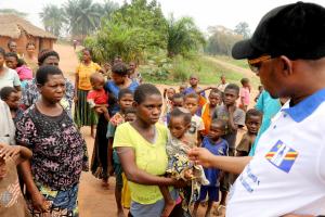 Un enfant touché par la rougeole à Mutshima, dans la zone de santé de Mutena -Province du Kasaï - crédit photo - OMS Eugene Kabambi