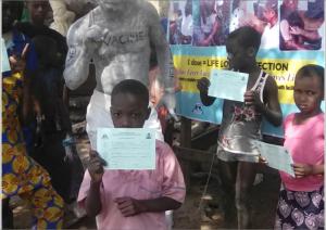 01 Children displaying YF cards as proof of vaccination