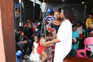 Une infirmière de la zone de santé de Bandalungwa (ville-province de Kinshasa) lors d'une séance de consultation pré scolaire, incluant la vaccination contre la rougeole. OMS/Eugene Kabambi