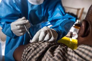 Quatre pays de la Région africaine homologuent un vaccin : une étape importante dans la prévention contre la maladie à virus Ebola