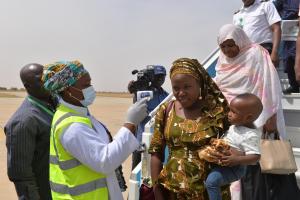 Port health services screening arriving passegners for temperature at Maiduguri international airport._Photo_WHO_C.Onuekwe_ (1)