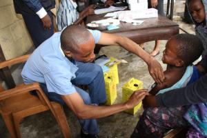 Riposte vaccinale contre la rougeole dans l'aire de santé de Badara, dans la zone de santé de la N'Sele, Ville-Province de Kinshasa. OMS/Eugene Kabambi