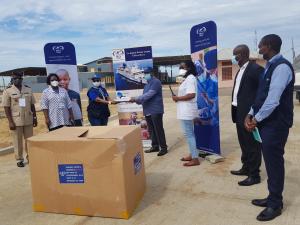 Remise du don à la Représentante de l'OMS par le Directeur Afrique de Mercy Ships