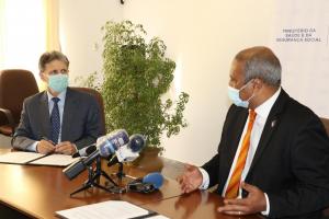 Representante da OMS e o Ministro da Saúde e da Segurança Social assinam o acordo