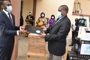 Le Professeur Benjamin HOUNKPATION, Ministre de la Santé recevant des mains de Dr Mamoudou HAROUNA DJINGAREY, Représentant Résident a.i   de l’OMS, un lot symbolique de matériels