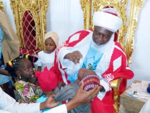 Emir of Argungu vaccinating a child.png