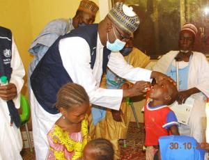 A WHO personnel vaccinating a child with Oral Polio Vaccine at Layin Kuka of Yindiski, Dogo Nini ward of Potiskum, Local Government Area, Yobe State on 29 October 2020