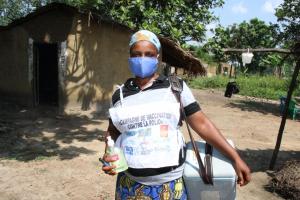 Mme Okako Bongongo est vaccinatrice au cours de la première phase de la campagne de vaccination contre la polio dérivée de la souche vaccinale dans la zone de santé de Mbandaka. 