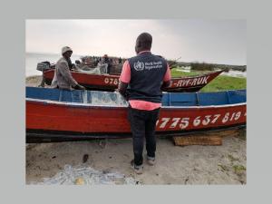 WHO field team member talks to one of the fishermen at Rwemanja Landing site 