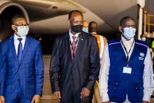 Vaccins réceptionnées à l’Aéroport international Cardinal Bernadin Gantin par le Ministre de la Santé Benjamin Hounkpatin et les membres de l’initiative COVAX