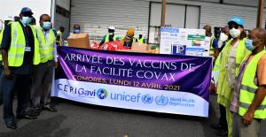 Les Représentants de l'OMS et UNICEF, avec les autorités comoriennes à l'aéroport de Moroni pour la réception des premières doses d'AstraZenica via la facilité Covax