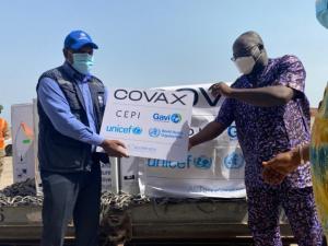 Le Représentant de l'OMS remettant le Don de vaccins COVAX au Ministre des affaires étrangères  de Guinée