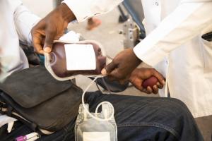 La baisse des dons de sang aggrave les menaces qui pèsent sur la santé maternelle en Afrique