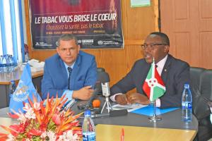 Dr Xavier Crespin, Répresentant de l'OMS au Burundi et Dr Thaddée Ndikumana lors de la réunion conjointe OMS-MSPLS.